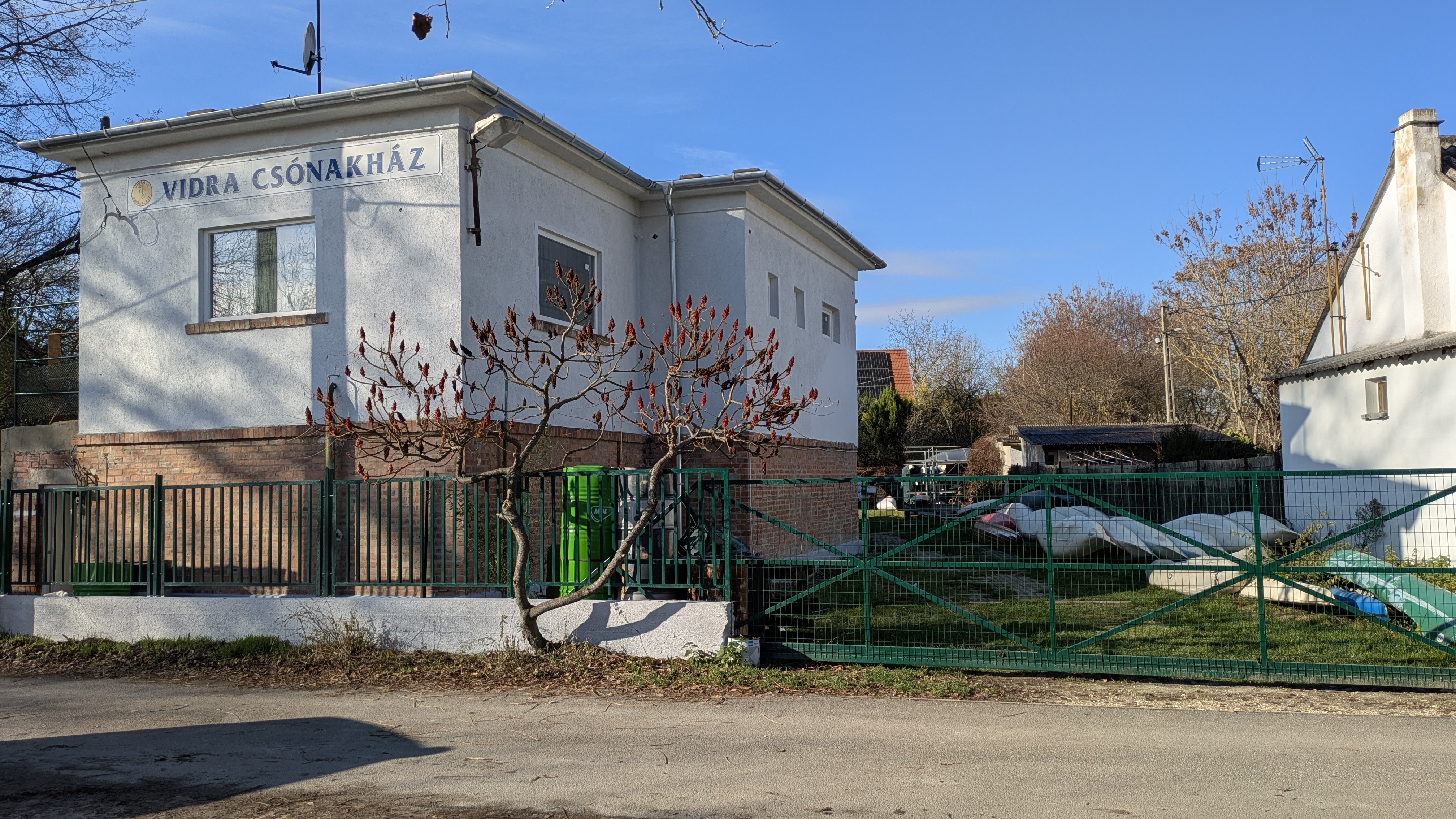 A Vidra Csónakház épülete